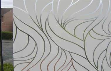 Το Sandblasted διαμόρφωσε τις διακοσμητικές επιτροπές γυαλιού για την περίφραξη ντους